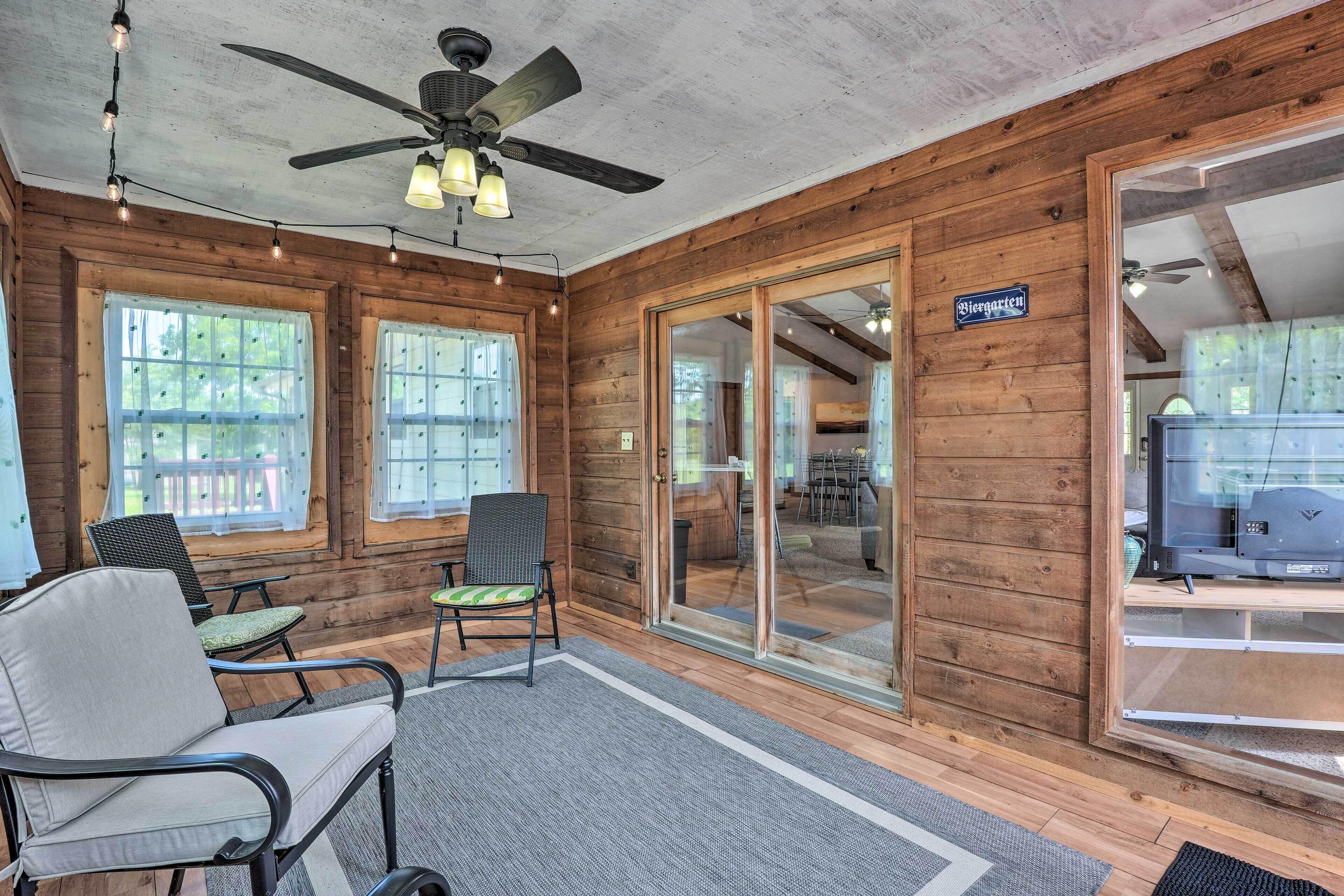 Table Rock Lake Getaway w/ Fire Pit & Deck!