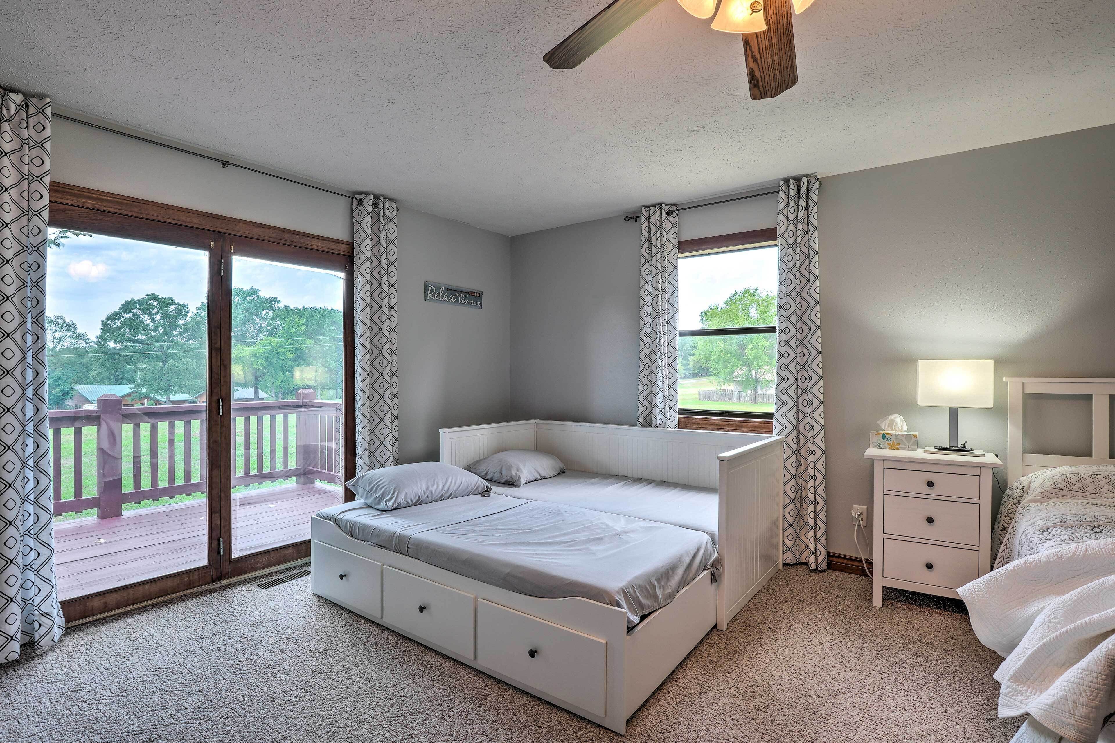 Table Rock Lake Getaway w/ Fire Pit & Deck!