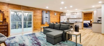 Tranquil Creekside Hideout: Families Welcome!