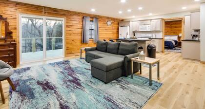 Tranquil Creekside Hideout: Families Welcome!