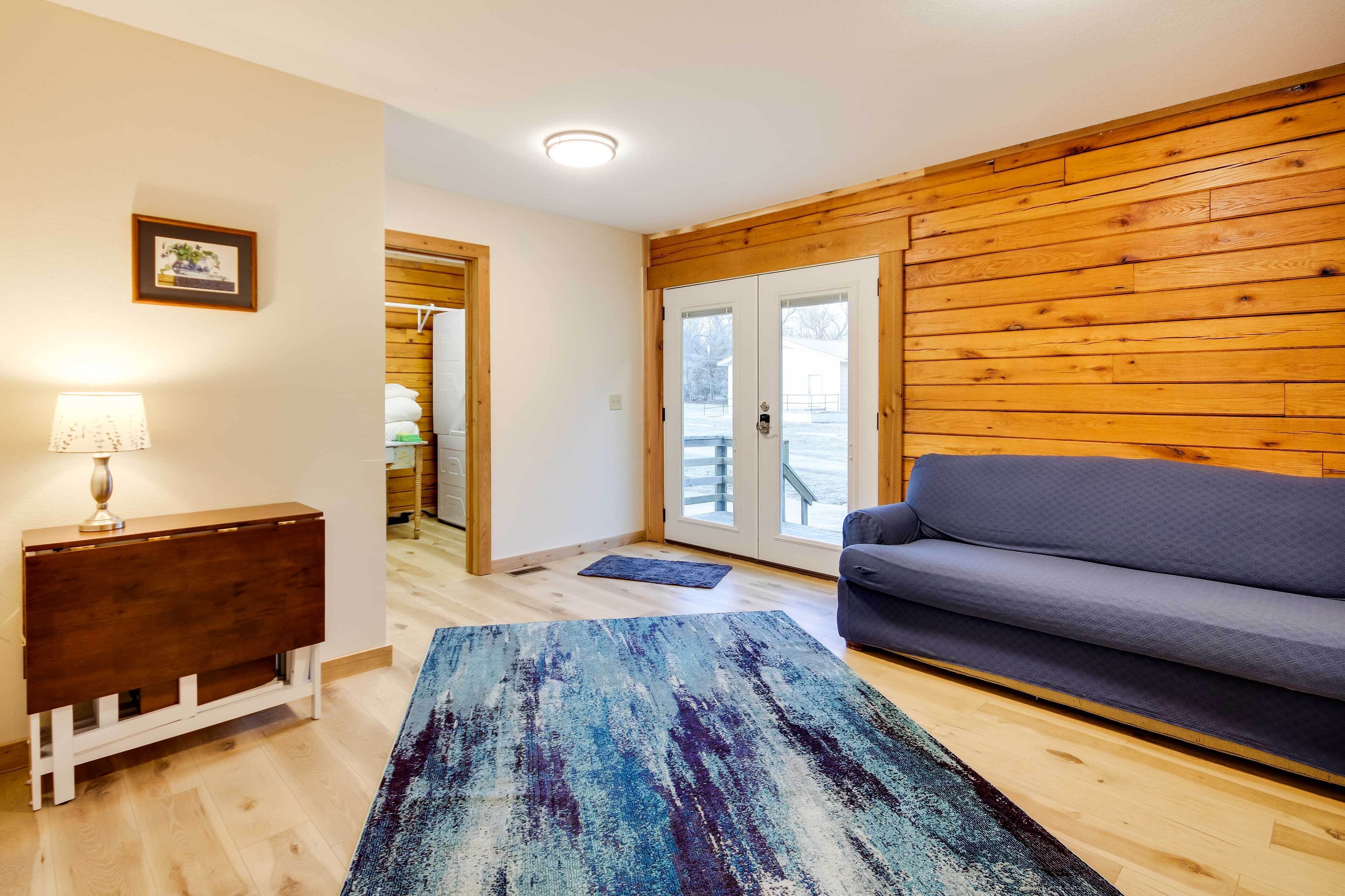 Tranquil Creekside Hideout: Families Welcome!