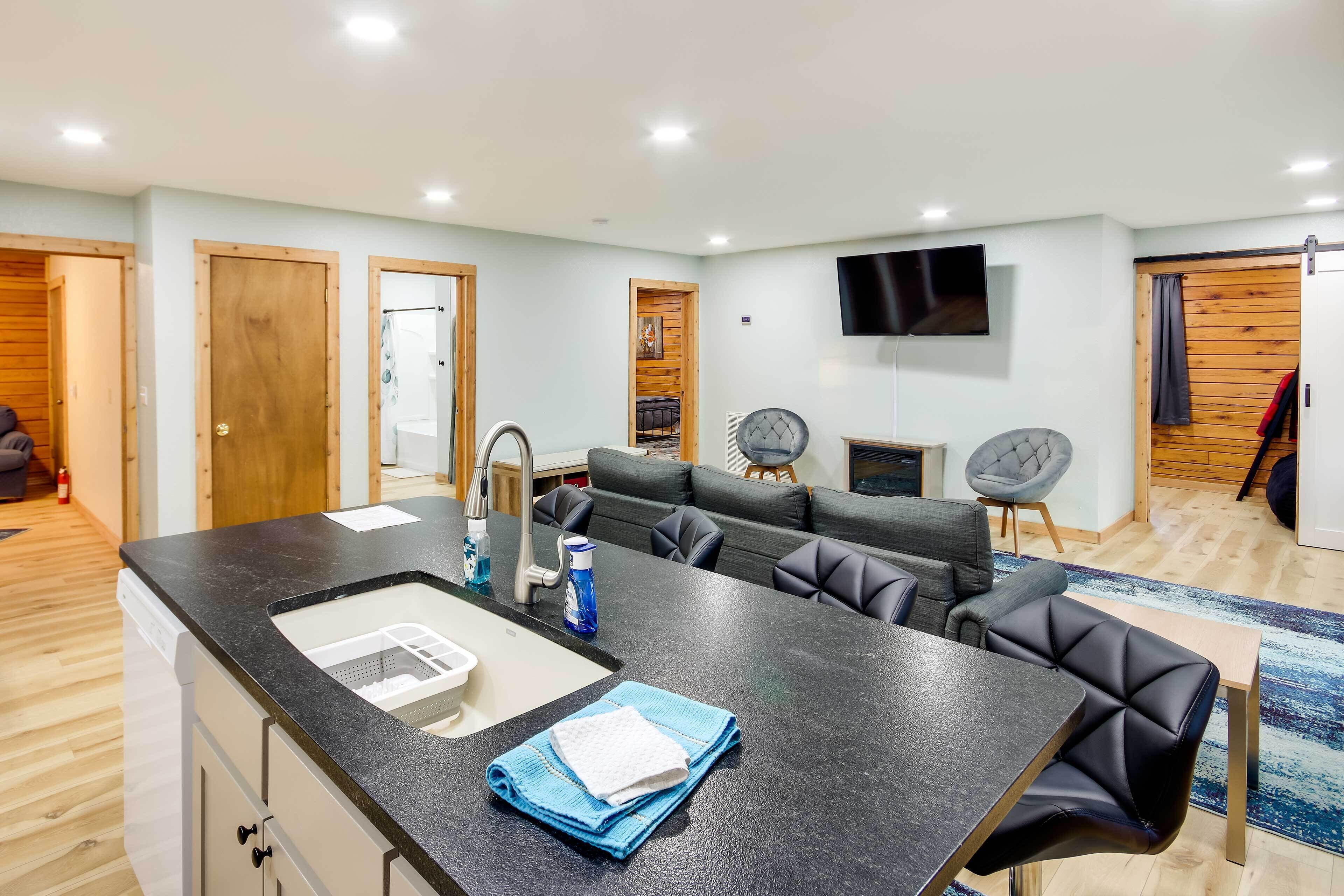 Tranquil Creekside Hideout: Families Welcome!