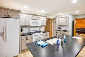 House (3 Bedrooms) | Interior