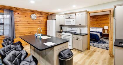 Tranquil Creekside Hideout: Families Welcome!