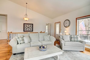 Interior - Hot Tub + Game Room! Secluded Branson Escape (Branson)