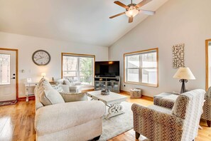 Interior - Hot Tub + Game Room! Secluded Branson Escape (Branson)