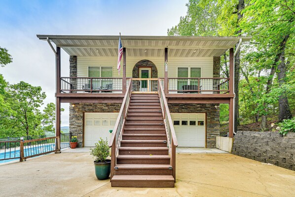 Interior - Hot Tub + Game Room! Secluded Branson Escape (Branson)