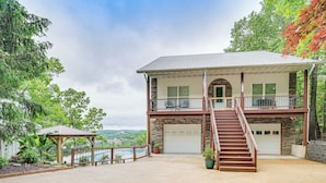 Une maison à deux étages avec un balcon, un escalier et un garage.