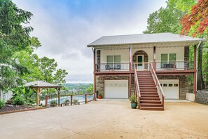 Interior - Hot Tub + Game Room! Secluded Branson Escape (Branson)