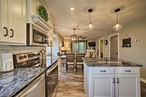 Interior - 2 Mi to Silver Dollar City: Condo w/ Fireplace! (Branson)