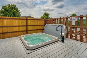 Interior - Walk to Table Rock Lake: Condo w/ Pool Access! (Branson)