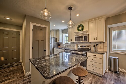 2 Mi to Silver Dollar City: Condo w/ Fireplace!
