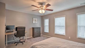 3 bedrooms, desk, laptop workspace, bed sheets