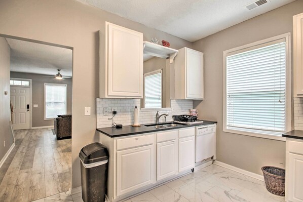 Rumah (3 Bedrooms) | Dapur pribadi | Microwave, oven, kompor, dan peralatan masak/sendok-piring