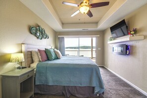 Apartment (2 Bedrooms) | Interior - Waterfront Lake Ozark Condo w/ Pool Access (Lake Ozark)