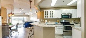 Community Perks! Waterfront Lake Ozark Escape