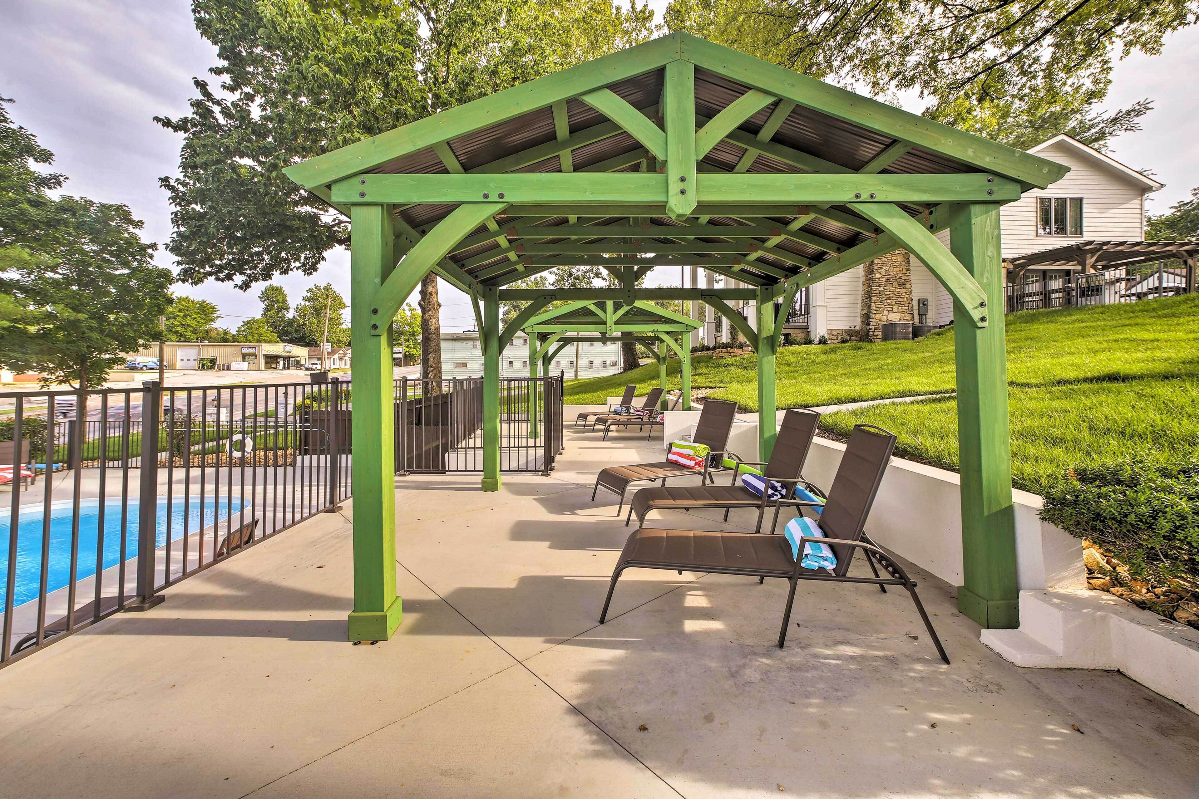 Welcoming Downtown Branson Cottage w/ Pool Access!