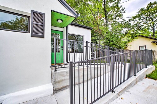 Steps to Branson Landing: Cozy Downtown Cottage!