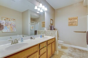 Interior - Waterfront Osage Beach Condo w/ Patio & Grill (Osage Beach)