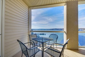 Interior - Waterfront Osage Beach Condo w/ Patio & Grill (Osage Beach)