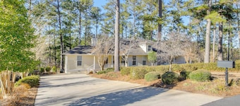 Lakefront Mccormick Gem: Deck & Golf Course Views