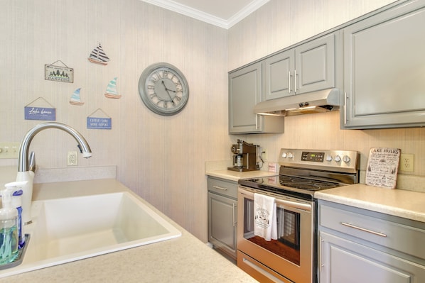 Apartment (2 Bedrooms) | Interior - Lakefront Mccormick Gem: Deck & Golf Course Views (McCormick)