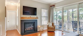 Lakefront Mccormick Gem: Deck & Golf Course Views