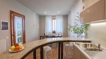 Appartamento familiare, vista giardino | Cucina privata | Frigorifero con congelatore, microonde, piano cottura