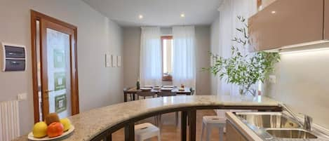 Appartamento familiare, vista giardino | Cucina privata | Frigorifero con congelatore, microonde, piano cottura