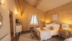 Luxury Triple Room (Campagne chic) | Egyptian cotton sheets, premium bedding, down duvets, pillow-top beds - Maison des Quatre Saisons (Les Esseintes)