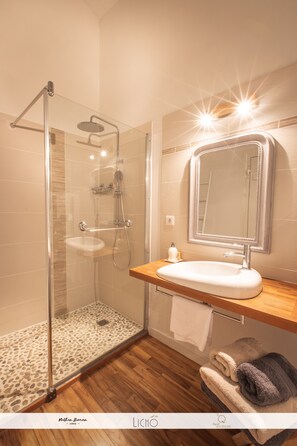 Habitación triple de lujo (Campagne chic) | Sábanas de algodón egipcio y ropa de cama de alta calidad