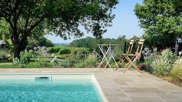 Sæsonbestemt udendørs pool, parasoller, liggestole