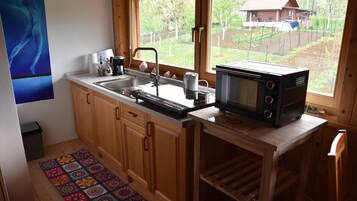 Kühlschrank, Ofen, Herdplatte, Wasserkocher mit Kaffee-/Teezubehör