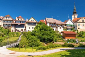 Un quartier résidentiel avec des maisons, une église et une petite construction en bois.