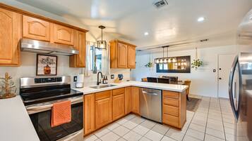 Fridge, microwave, stovetop, dishwasher