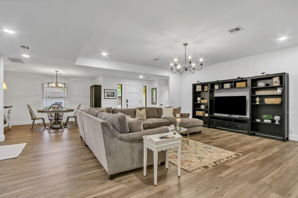 Living area - Luxurious & COZY South Tulsa Stunning ReDesign (Tulsa)