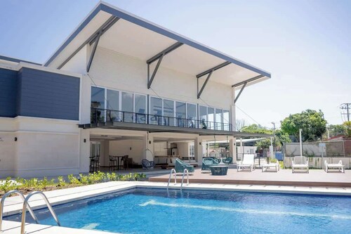 Stylish Apartment w/ Workspace, Pool & Gym