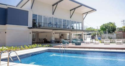 Stylish Apartment w/ Workspace, Pool & Gym