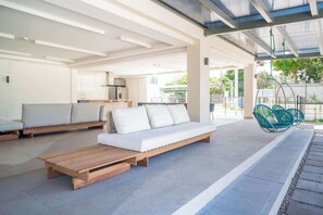 Smart TV - Stylish Apartment w/ Workspace, Pool & Gym (San Rafael)