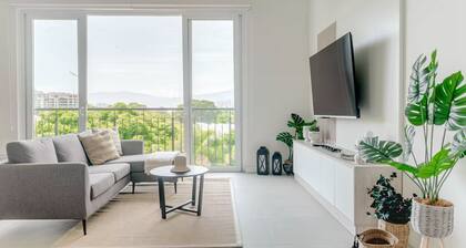 Stylish Apartment w/ Workspace, Pool & Gym