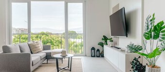 Stylish Apartment w/ Workspace, Pool & Gym