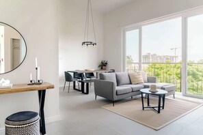 Smart TV - Stylish Apartment w/ Workspace, Pool & Gym (San Rafael)