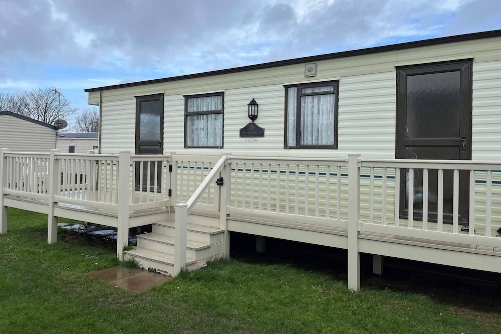 Manor Park 2 Bedroom van With Decking Free Wifi