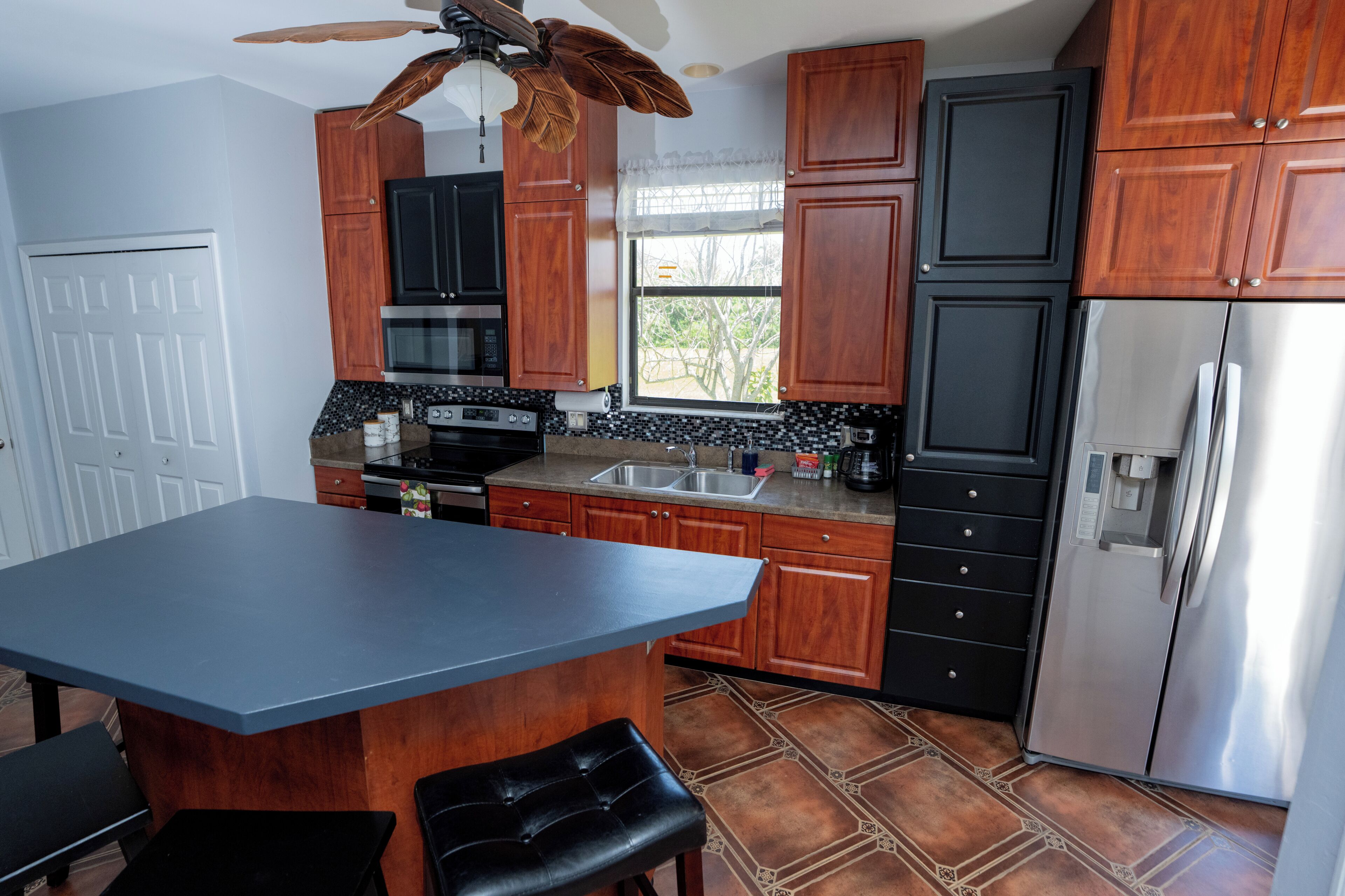 Coffee/tea maker, fridge, microwave, oven