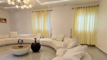 Presidential Suite | In-room safe, individually decorated, individually furnished, desk