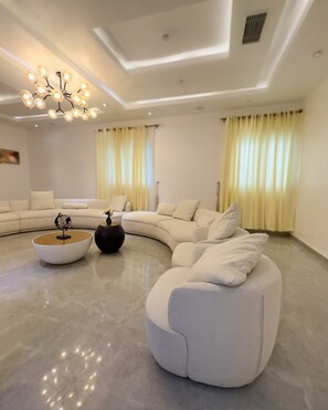 Svit Presidential | Värdeförvaringsskåp på rummet, individuell inredning och unika möbler