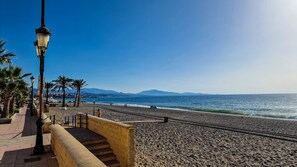 Aurinkotuoleja, rantapyyhkeitä