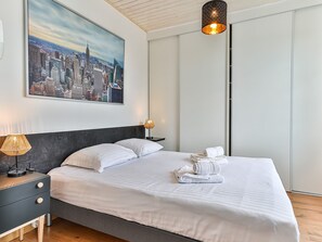 4 habitaciones, tabla de planchar con plancha, wifi y ropa de cama 