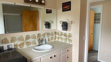 Een haardroger, handdoeken, zeep, toiletpapier