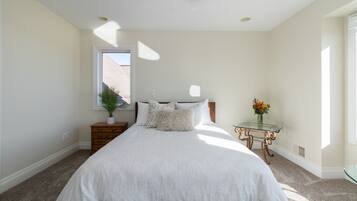 1 habitación, tabla de planchar con plancha y ropa de cama